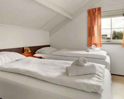 Bungalow in South Holland With Private Jetty Hotels in Simonshaven