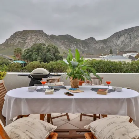 Hermanus Beachfront Lodge