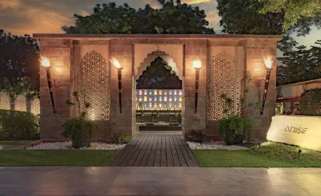 Courtyard by Marriott Agra Отели рядом с достопримечательностью «Tomb of I'timād-ud-Daulah»