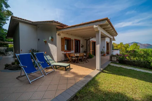 Apartment in Villa 2 to 4 Persons with Large Private Garden Sole