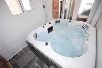 Family Holiday Home With Hot Tub & Sauna Sleeps 8 - Bungalows