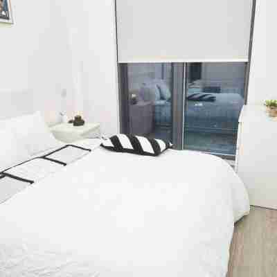 Apartment-sleeps4-streetparking-balcony-duplex Rooms