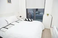 Apartment-sleeps4-streetparking-balcony-duplex Hotels in Salford