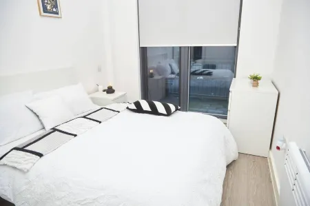 Apartment-sleeps4-streetparking-balcony-duplex Отели рядом со станцией Сальфорд-Кремниевая железнодорожная станция