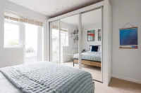 Beach House for 8 With hot tub Garden