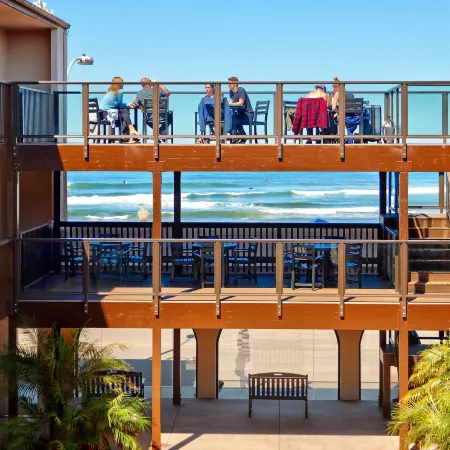 Ocean Beach Hotel Отели рядом с достопримечательностью «Оушен Бич»