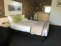 Travellers Rest Motor Inn Swan Hill - parking