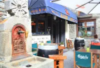 Barri Antic Hostel & Pub