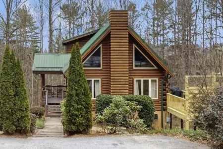 The spacious Dream Road Escape cabin & Hot tub