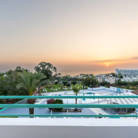 Adelais Bay Hotel