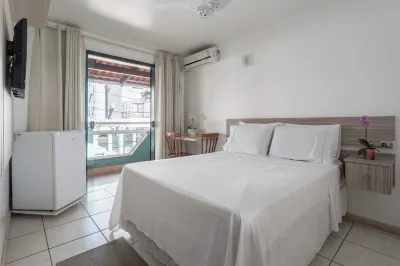 Pousada Enseada Dos Golfinhos Hotels near Calçadão da Praia de Bombas