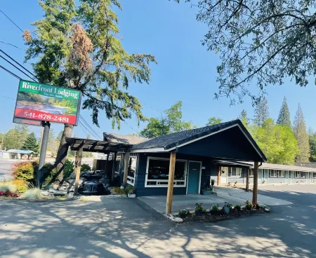 Riverfront Lodging Отели в г. Трейл