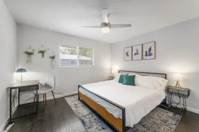Prime Soco Chic 2BR King Suite w Pool Parking