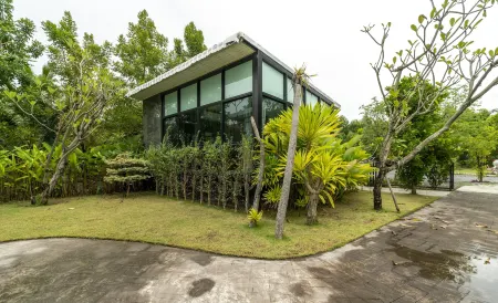 Utapao Resort Отели рядом с достопримечательностью «Wat Chak Mak»