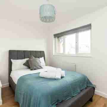 Sleek and Stylish 2Bd Home with a Garden Anerley Rooms