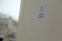 발코니가 있는 중앙 아파트