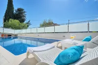 Hotel Riva Kaštela with Swimming Pool - de playa