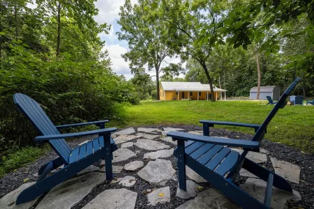 Cozy European Cottage at Lake Arrowhead near Shenandoah National Park entrance Отели рядом с достопримечательностью «Скайленд»