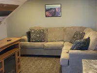 The Covered Porch Hideaway - Lakeside Tiny House Rental - Sleeps 4 Hotels in Rock County