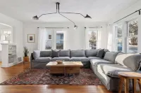 Linden Hills Edina. Remolded Home Near the Lakes. King Bed. Sleeps 10.