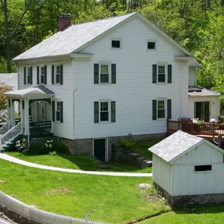 Happy Valley retreat - whole house, large living room, EV charger