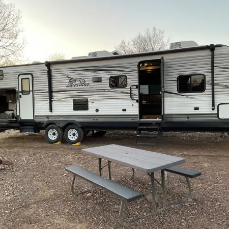 Cozy 2-bedroom RV with WiFi, AC, in charming Broken Bow