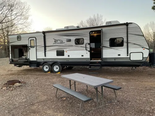Cozy 2-bedroom RV with WiFi, AC, in charming Broken Bow