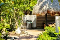 Budget-friendly beach condo with pool access, washer/dryer, WiFi & full kitchen
