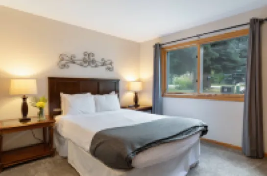 Charming Townhome with Golf Course Views - Cozy Mountain Haven