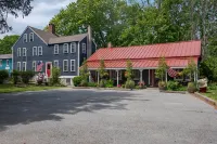 Historic Nautical Charm with Fire Pit - Charming Cottage Hotels in North Stonington