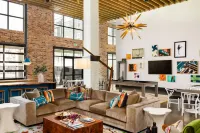 Honky Tonk Fun, 2BR, & 8 Min to Broadway Buzz!