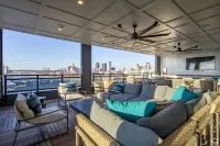Bright 2-Bedroom Condo in Downtown with Parking