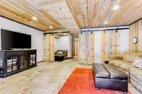 Delightful cabin with lofted layout, hot tub, modern kitchen, WiFi & shared pool Hôtels à : Comte de Deschutes
