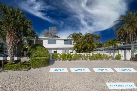 Private Entrance and Shared Pool Access - Charming Island Retreat