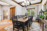 Mountain Modern Escape with Hot Tub and Game Room - Stunning Retreat