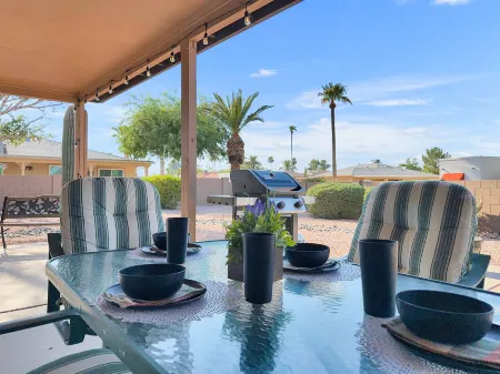 Spacious Living, Expansive Backyard and Fast Wifi - Charming Retreat