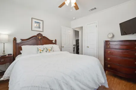 Artistic Decor and Cozy Patio - Charming Historical Retreat