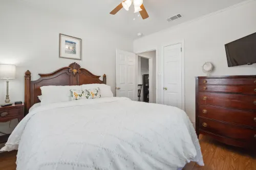 Artistic Decor and Cozy Patio - Charming Historical Retreat