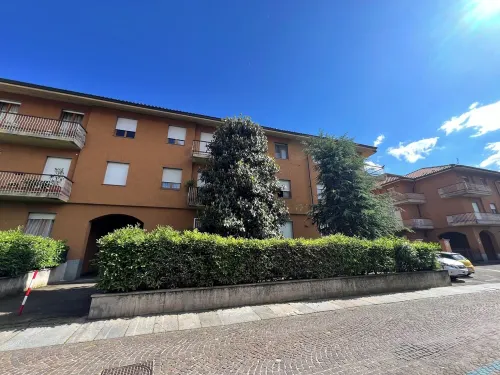 White rose apartment - free parking space - historical center of Alba -Langhe