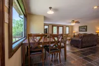 Gorgeous Lakefront Escape with Pools and Activities - Charming Cottage Retreat Hotels in Pine A Township