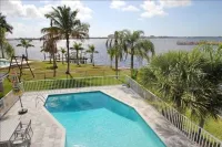 Expansive Terrace and Heated Swimming Pool - Stunning Villa Retreat Hotel di Cape Coral