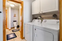 Suite 725 on Main |Recently Face-Lifted |Walkable Dwntwn Condo |Parking |Dining |Nightlife |Shopping 레이크제네바 호텔