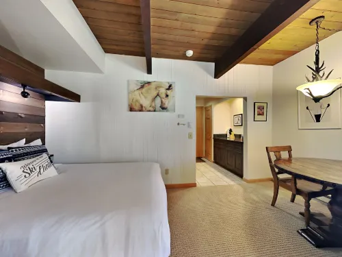 Cozy Retreat - Hot Tub, Pool, Ski-in/out, Wifi, Shuttle Hotels in Snowmass Village