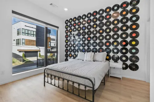 Nashville Vibes: Central 2BR Gem, Sleeps 6 Hotels in Berry Hill