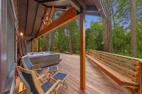 Charming Cabin with Spa and Amazing Pine Views - Inviting Getaway