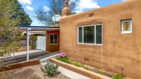 Spacious Backyard and Cozy Interiors - Inviting Family Retreat Hotels in Tesuque