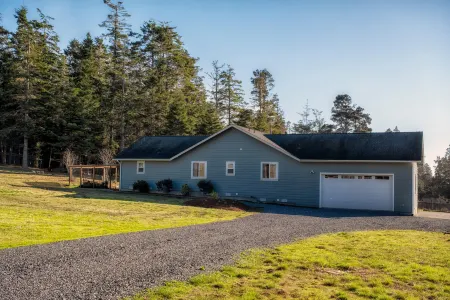 Expansive Land and Hot Tub Bliss - Enchanting Coastal Retreat Отели рядом с достопримечательностью «Наварро Пойнт Презерв энд Синик Трейл»