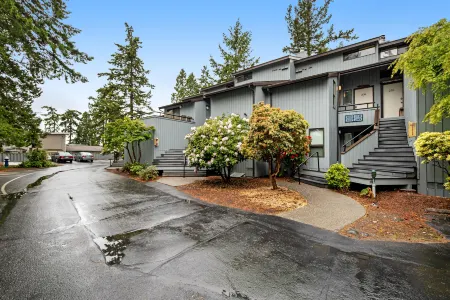 Bay-view condo with pool, hot tub, balcony & lofted layout - walk to the beach Отели рядом с достопримечательностью «Парк штата Берч Бэй»