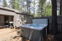 Private Hot Tub and Spacious Loft with Bikes - Gorgeous Retreat