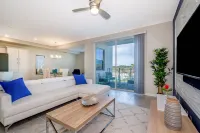 Stylish Retreat with Resort Amenities - Spa, Gym, WiFi